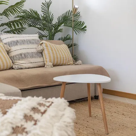 Апартаменти Modern 1br In With Balcony & Parking, By Hopstays *