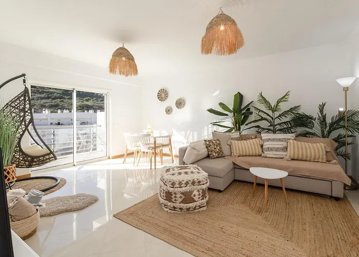 Апартаменти Modern 1br In With Balcony & Parking, By Hopstays *