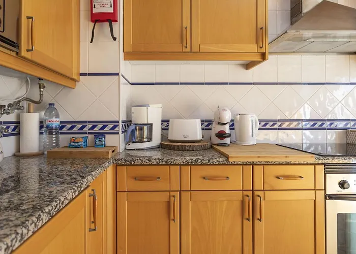 Апартаменти Modern 1br In With Balcony & Parking, By Hopstays *