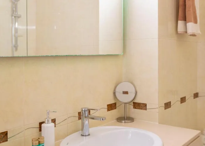 Modern 1br In With Balcony & Parking, By Hopstays