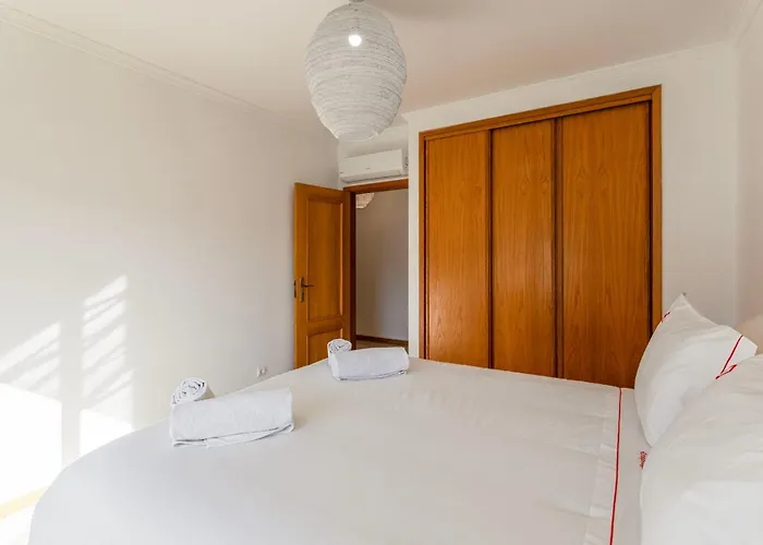 Modern 1br In With Balcony & Parking, By Hopstays