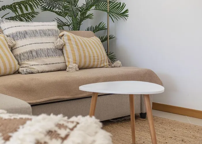 Апартаменти Modern 1br In With Balcony & Parking, By Hopstays *