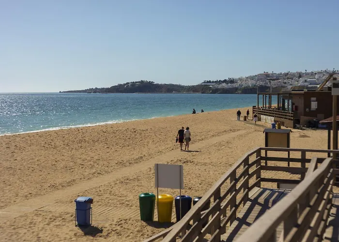 Апартаменти Modern 1br In With Balcony & Parking, By Hopstays *